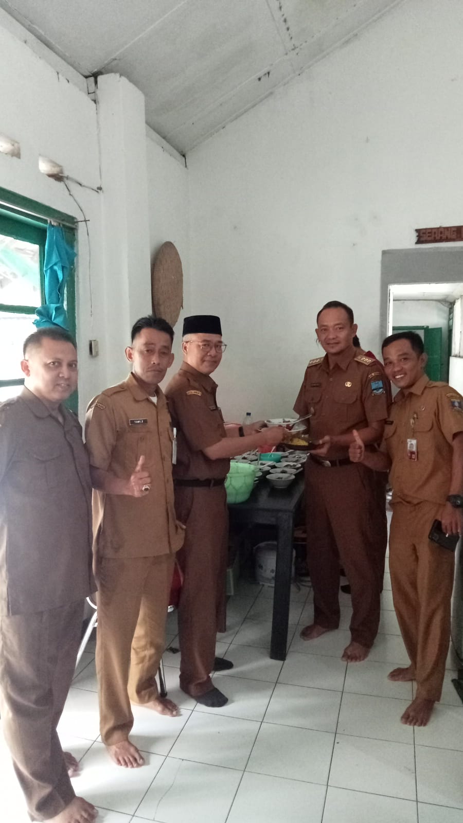 kebersamaan-camat-cikande-dengan-para-staff-kantor-camat-cikande