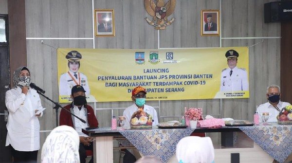 luncurkan-bantuan-pemprov-bupati-serang-minta-jps-dibelikan-sembako